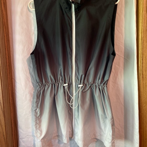 Vest - Picture 8 of 10